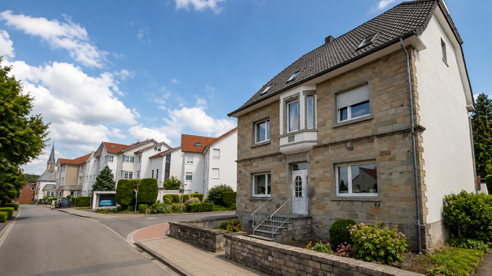 Wohnhaus mit Bruchsteinfassade an einer Wohnstraße in Anröchte