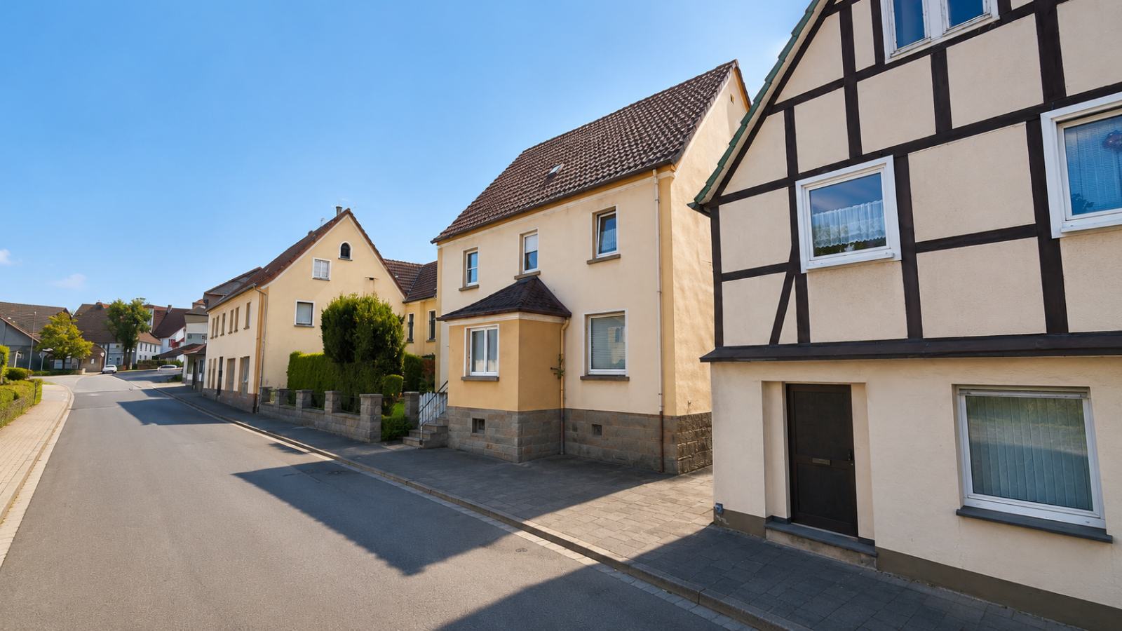 Wohnstraße in Anröchte mit Fachwerkhaus und verputzten Wohnhäusern