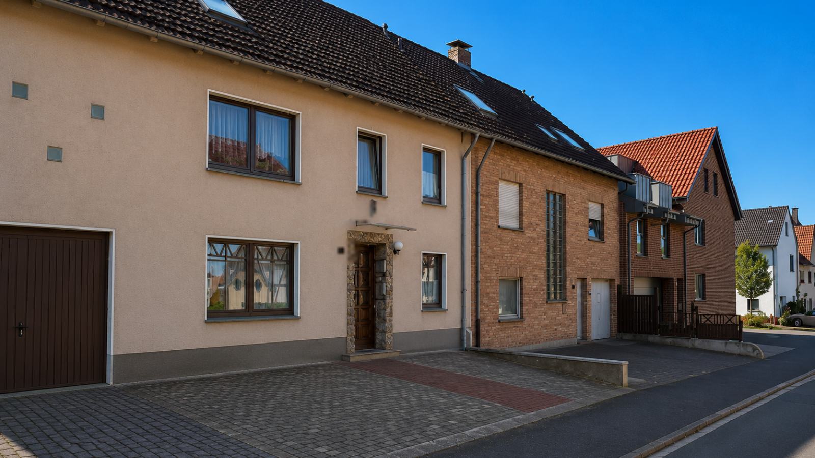 Wohnhaus mit Putzfassade und angebautem Klinkerhaus in der Ortsmitte von Bad Wünnenberg