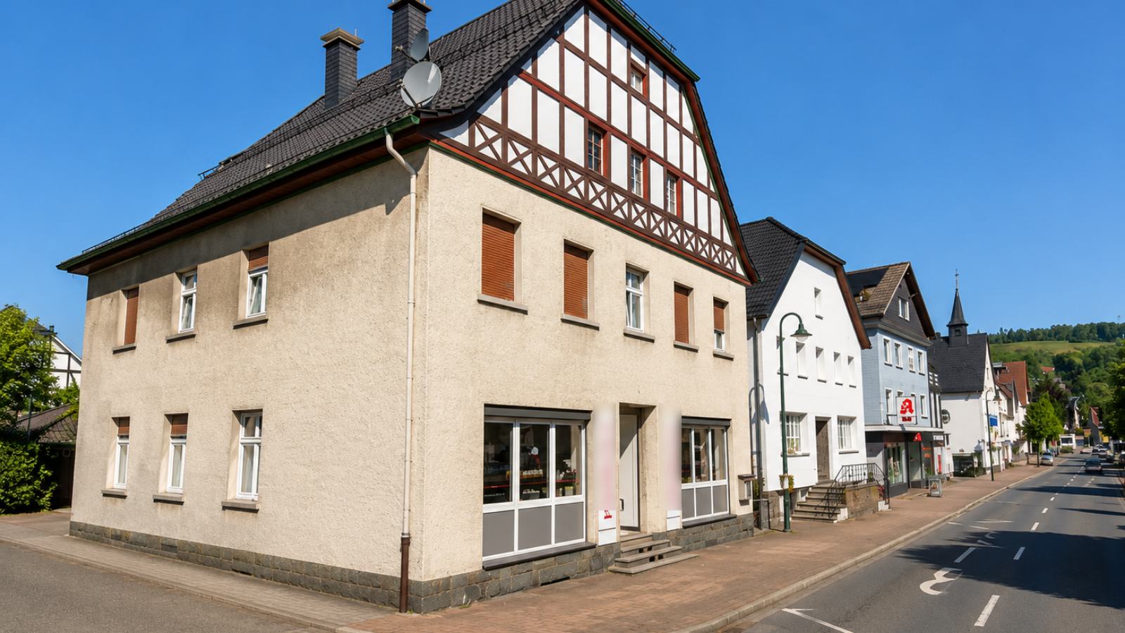 Wohn- und Geschäftshaus mit Fachwerkgiebel in der Ortsmitte von Balve
