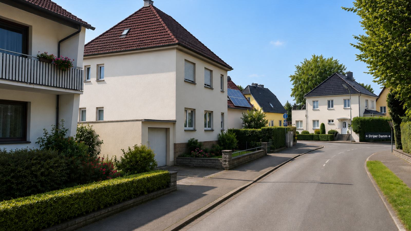 Ruhige Wohnstraße in Erwitte mit Walmdachhäusern und Vorgärten