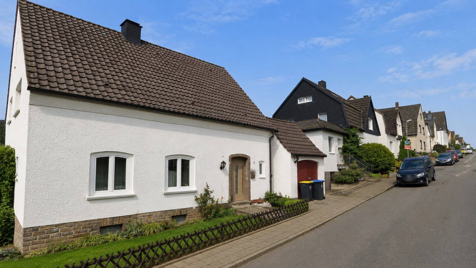 Wohnhaus mit steilem Satteldach an einer Straße in Fröndenberg
