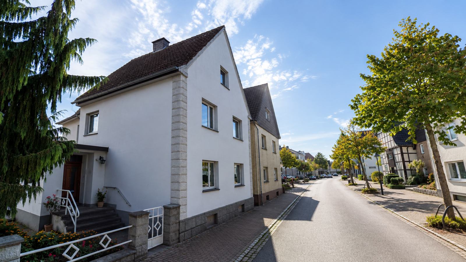 Wohnhaus mit steilem Satteldach an einer Straße in Geseke