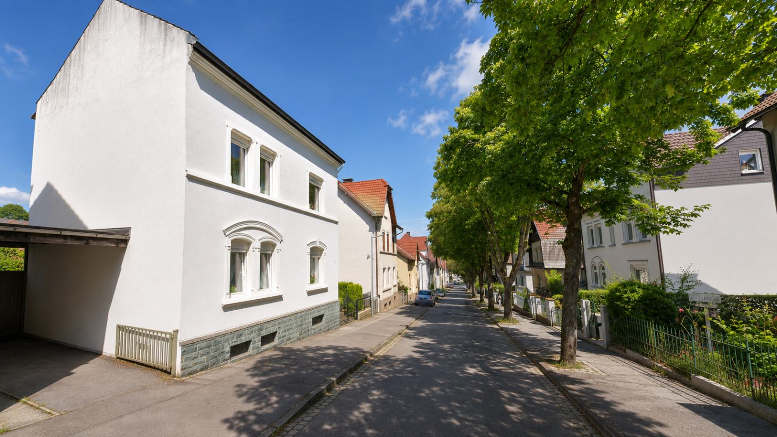 Altbau mit Stuckfassade in einer baumbestandenen Wohnstraße in Hemer