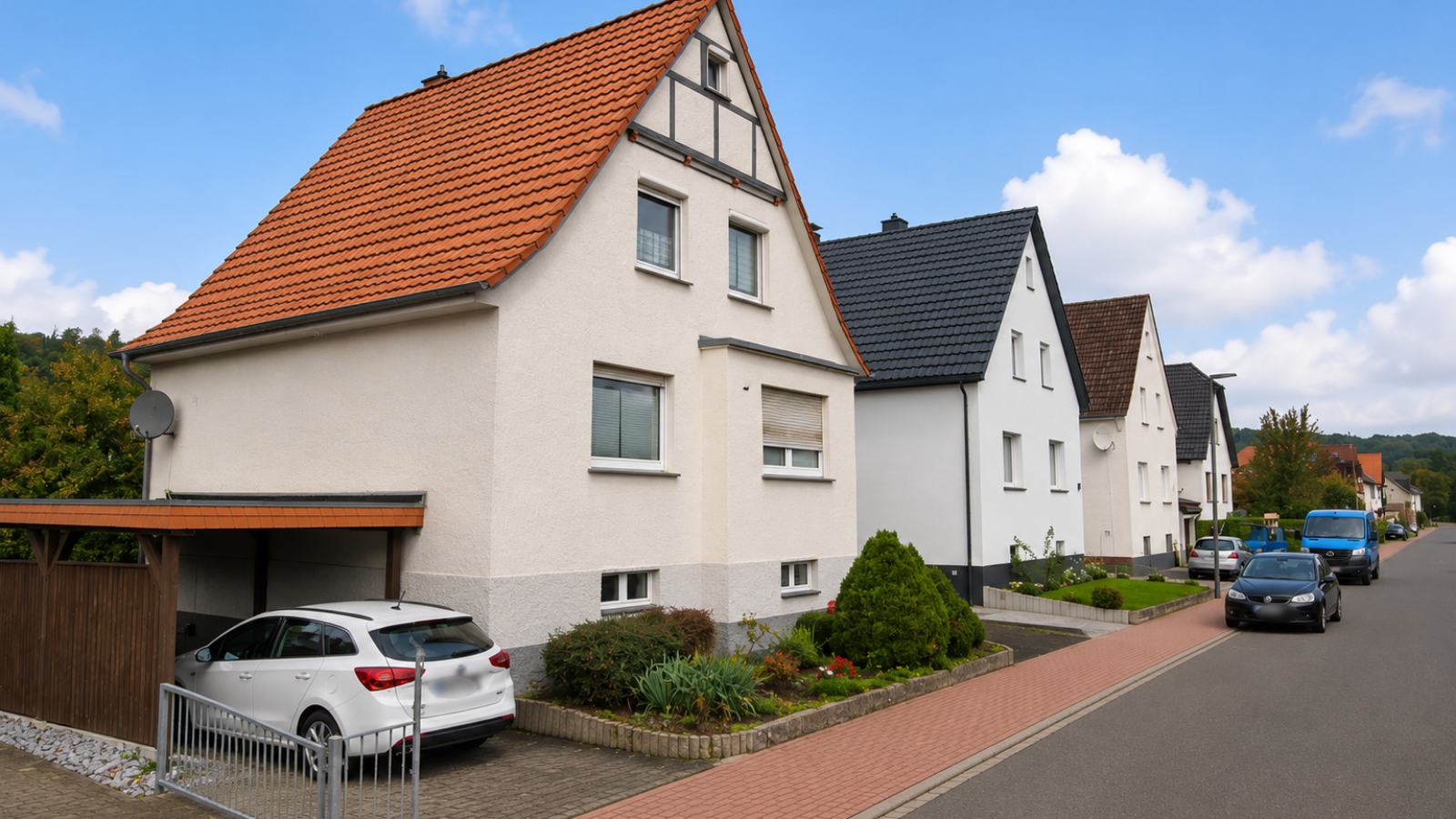 Wohnstraße in Marsberg mit freistehenden Einfamilienhäusern und Carport