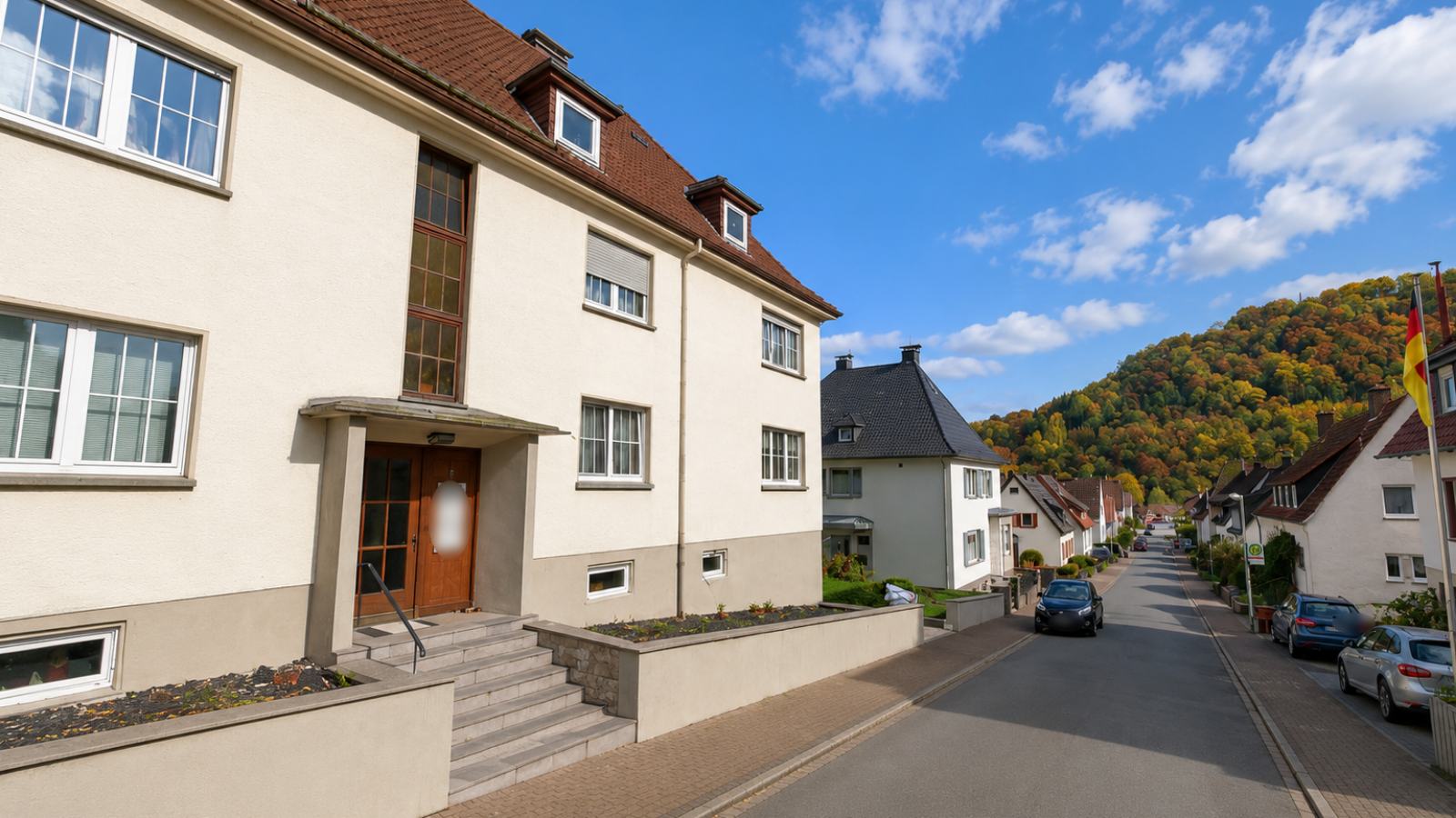 Mehrfamilienhaus an einer Hangstraße in Marsberg mit Blick auf die bewaldeten Höhen