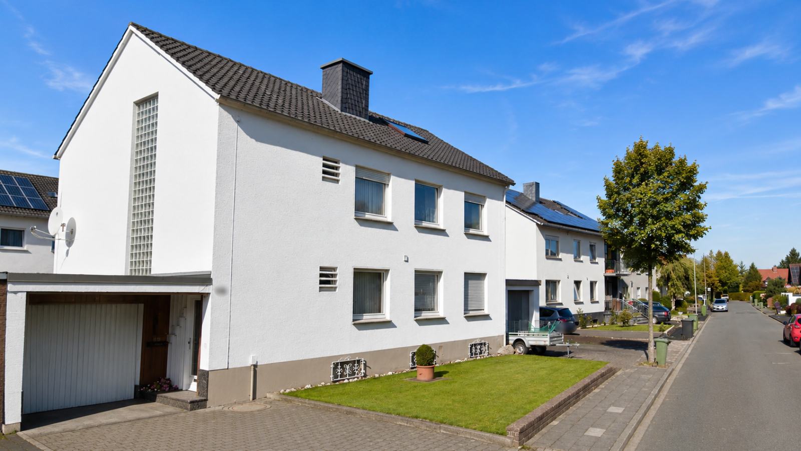 Wohnhaus mit Garage in einer Salzkottener Siedlungsstraße