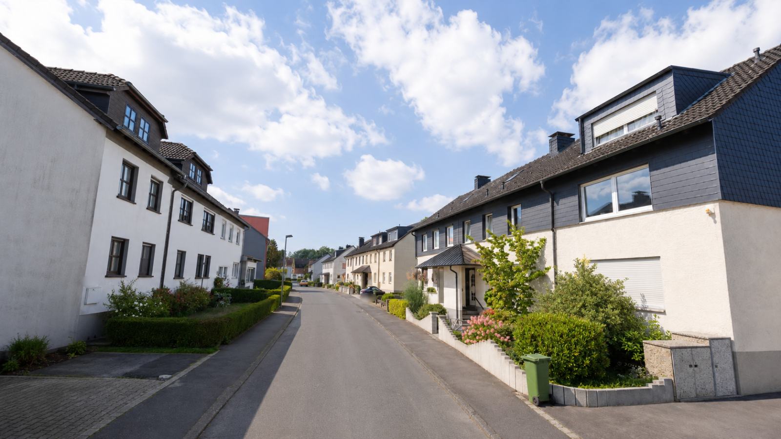 Wohnstraße in Schwerte mit Siedlungshäusern und Schieferfassaden