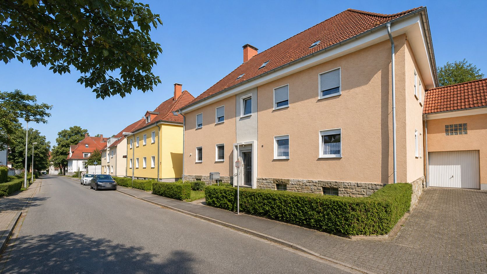 Wohnstraße in Soest mit Mehrfamilienhäusern der 1950er-Jahre — typischer Gebäudebestand im Beratungsgebiet
