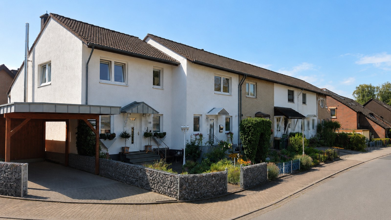 Reihenhauszeile mit Carport und Vorgärten in einem Unnaer Wohngebiet