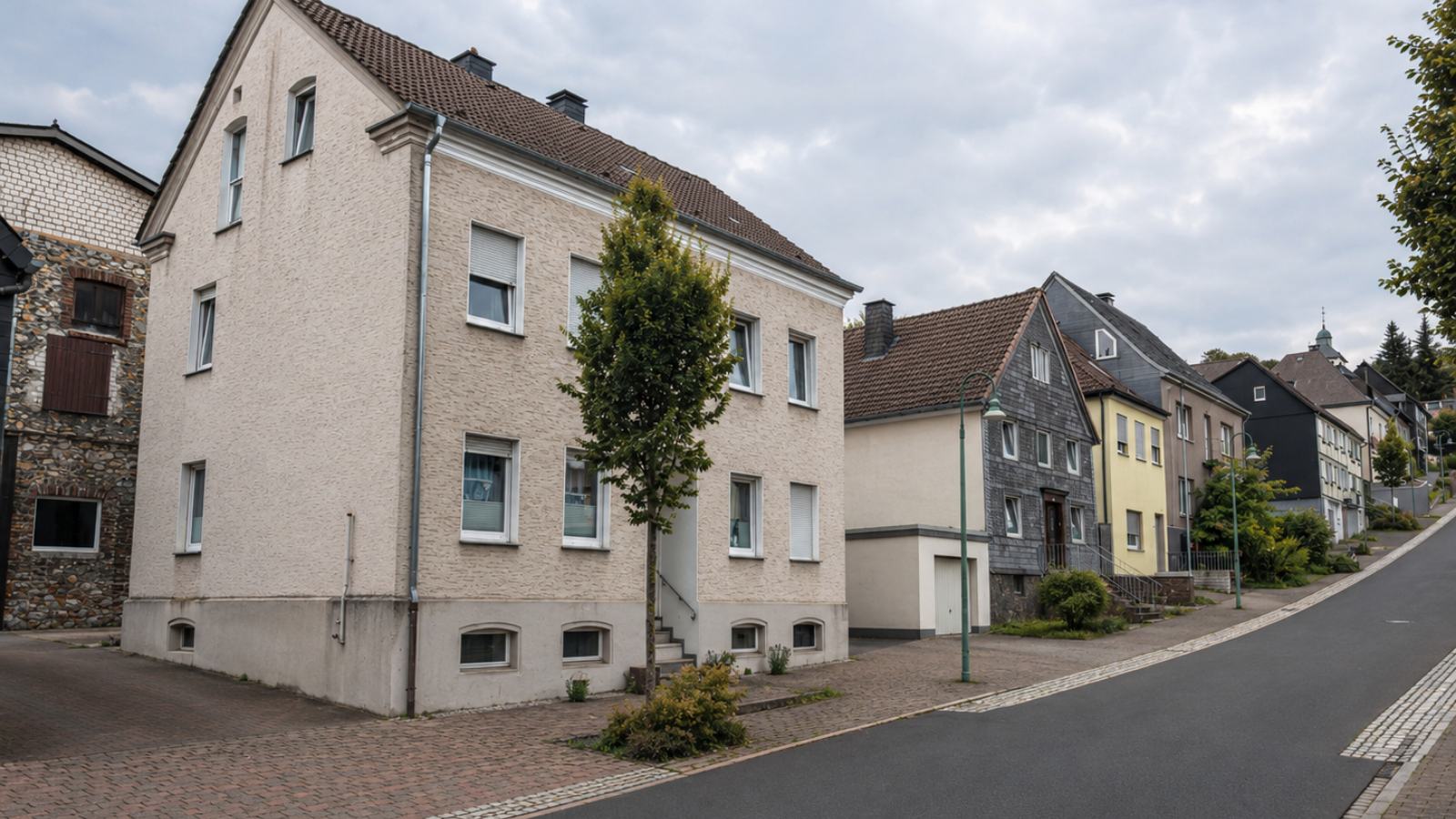 Altbau im Ortskern von Warstein neben einem Bruchsteingebäude