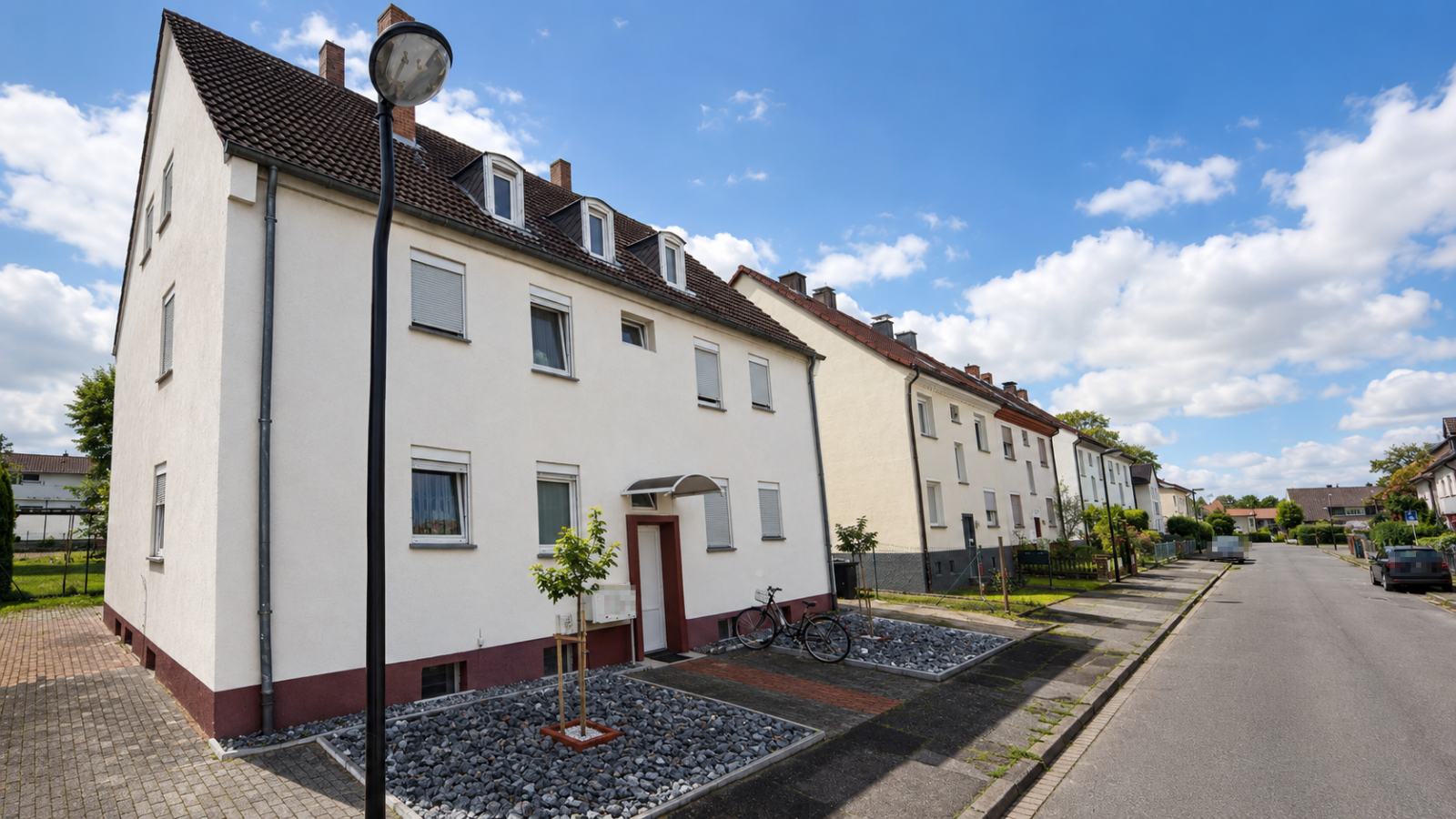 Mehrfamilienhäuser in einer Werler Wohnsiedlung mit Satteldach und Gauben